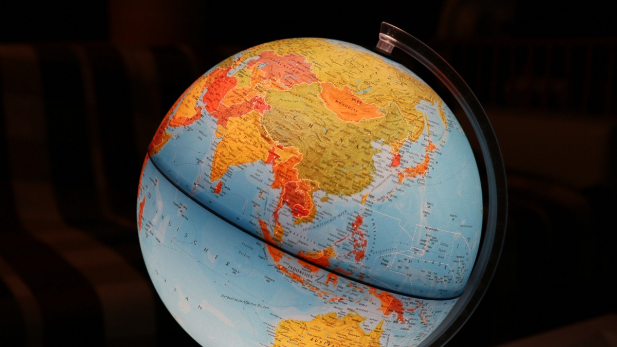 地球仪上最长的纬线是什么线